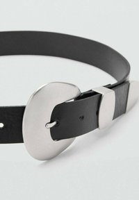 Cinturón de cuero negro con una hebilla de metal plateado redondeada y un pasador rectangular, que presenta una textura suave y un diseño minimalista.