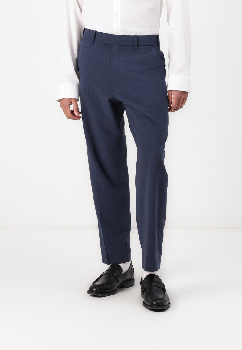 Pantalones de corte en azul marino, confeccionados con una tela suave y ligera. Cuentan con una parte delantera plana, presillas para cinturón y un diseño de pierna recta.