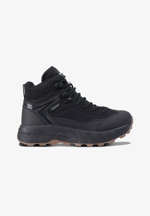 Mustat korkeavartiset vaelluskengät, jotka on valmistettu tekstiilistä ja synteettisistä materiaaleista; varusteena kestävä pohja ja säädettävä nauhoitusjärjestelmä. Tekstuuriset lisäykset sivuilla.