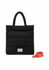 Sac fourre-tout noir rembourré avec deux poignées, présentant une plaque logo dorée et une sangle amovible orange sur le côté. Texture lisse, design minimaliste.