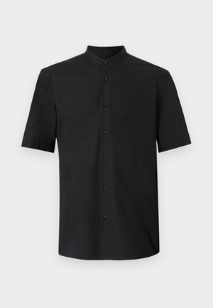 Chemise noire à manches courtes avec col montant et fermeture à boutons sur le devant, design simple, petit logo sur la poitrine.
