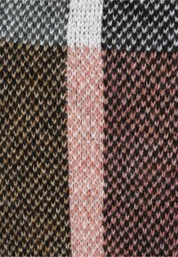 Tessuto lavorato a maglia con un design a patchwork che presenta sezioni in marrone scuro, rosa, bianco e grigio. Texture morbida con cuciture visibili.