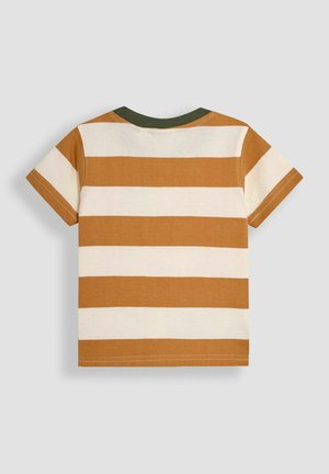 Kortærmet T-shirt med skiftevis vandrette striber i sennepsgul og creme, med en grøn ribbet hals. Fremstillet af bomuldsmateriale.