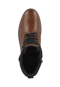 Braune Lederstiefel mit navyblauen Stoffakzenten, runder Zehenform, Schnürdesign und seitlichem Reißverschluss. Das Innere ist mit einer gepolsterten Fütterung ausgestattet.