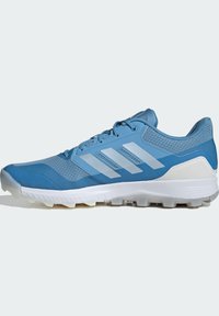 Plava atletska cipela s gornjim dijelom od mreže, tri srebrne pruge, udobnim bijelim midsole-om i teksturiranim gumenim potplatom za prianjanje.