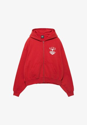 Červená mikina na zips s prednými vreckami, kapucňou a bielym emblémom na ľavej strane hrudníka s nápisom "STWD 1991" a obrázkom vtáka.