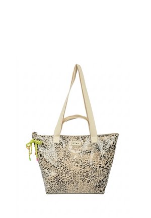 Bolso tote con estampado de leopardo, asas beige, cordones de cremallera verdes y parche con el logo "Etika" en el frente.