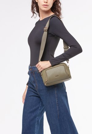 Borsa a tracolla verde oliva con superficie texturizzata, hardware in tonalità oro e tracolla regolabile. Forma rettangolare compatta con tasche con zip.