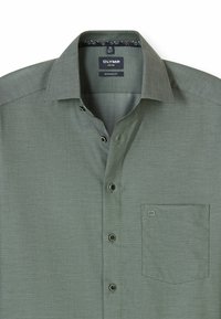 Grünes Hemd mit Muster, moderner Passform, Button-Down-Kragen, Tasche auf der linken Seite und kontrastierendem Stoffdetail innen am Kragen.