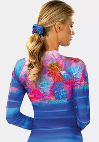 Długi rękaw rash guard w niebiesko-różowym kolorze z wzorem palm, charakteryzujący się dopasowanym krojem i gładkim, elastycznym materiałem.