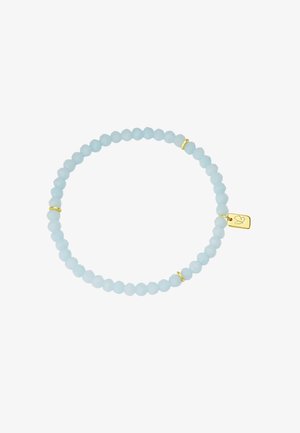 Bracelet élastique avec des perles rondes bleu clair et de petits anneaux dorés, accompagné d'un charm en or avec un symbole de colombe gravé.