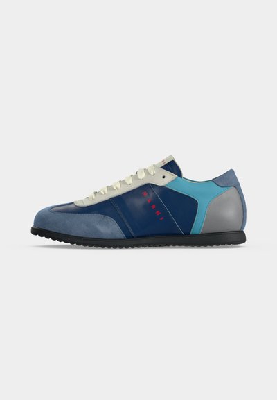 Ανδρικό sneaker με κορδόνια, με μπλε δερμάτινα και σουέτ πάνελ, ανοιχτομπλε και γκρι λεπτομέρειες, μαύρη σόλα και κόκκινο λογότυπο Marni στο πλάι.