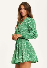 Liquorish ANIMAL PRINT MINI WRAP WITH LONG SLEEVES  - Day dress - green
