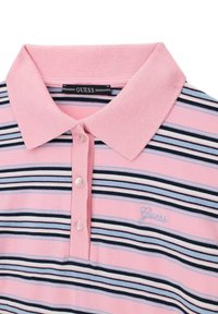 Polo rose à col avec des rayures horizontales noires, blanches et bleues, trois boutons blancs et un logo "Guess" brodé sur la poitrine.