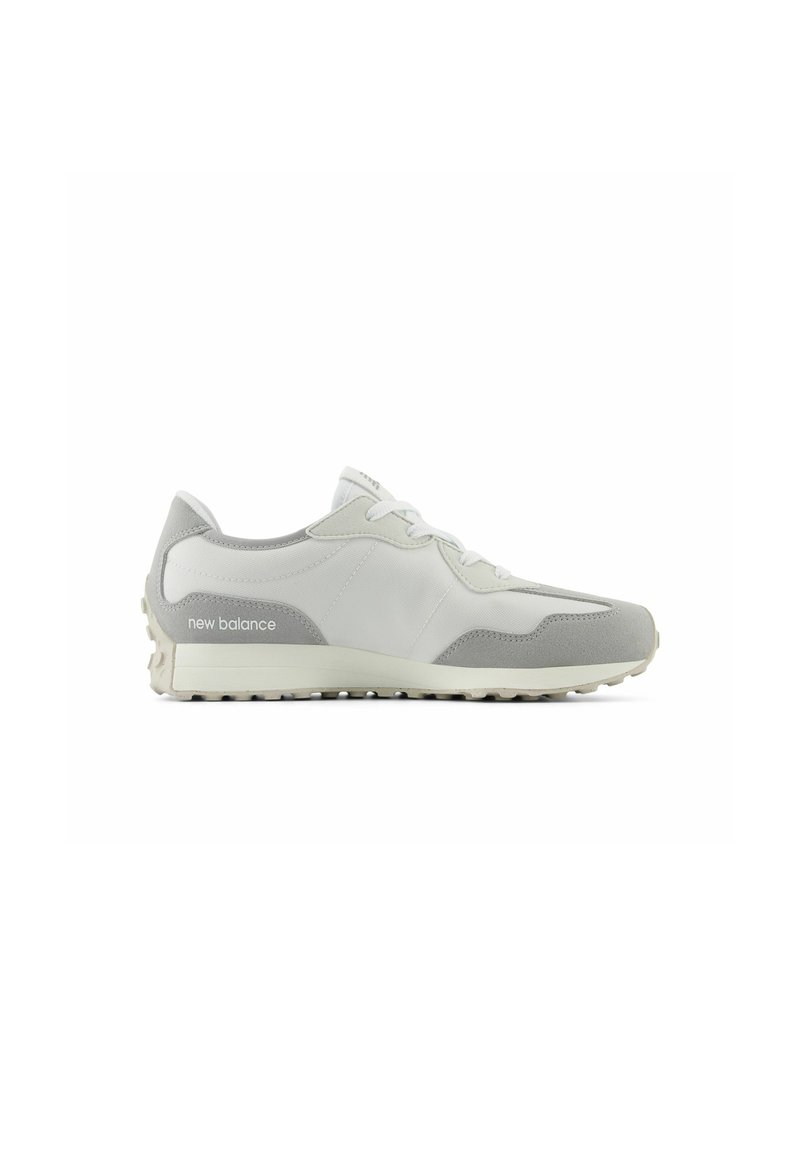 Zapatillas New Balance grises con una mezcla de materiales lisos y texturizados, que cuentan con un collar acolchado, cordones blancos y una suela ligera.