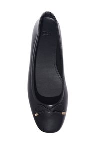 Ballerines en cuir noir avec un bout rond et un accent en nœud, dotées d'une doublure intérieure douce et d'une texture lisse et élégante.