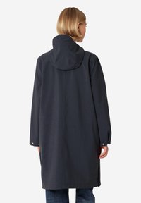 Granatowy wodoodporny płaszcz z kapturem, długimi rękawami oraz zapięciem na napy. Posiada gładką fakturę i luźny krój.
