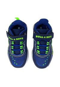 Scarpe sportive blu navy con accenti verdi, realizzate in mesh e materiali sintetici, lacci elastici e cinturino regolabile con chiusura a strappo. Presentano dettagli decorativi a motivo.