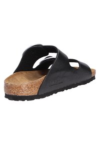 Sandal in pelle nera con plantare in sughero, design aperto con due cinghie e ritagli arrotondati, suola in gomma testurizzata per una buona aderenza.