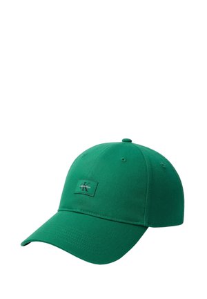 Grüne Baseballkappe mit kleinem Calvin Klein Logo-Patch auf der Vorderseite in der Mitte und gebogenem Schirm.