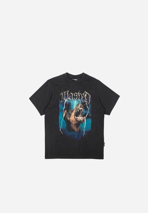 Sort bomulds-tshirt med grafisk tryk af en hund på en blå baggrund med lyn-accenter. Korte ærmer og rund hals.