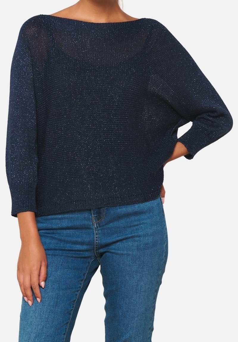 Marineblauer gestrickter Pullover mit lockerer Passform, weitem Halsausschnitt und dreiviertellangen Ärmeln. Der Stoff hat einen dezenten Glanz und ein strukturiertes Muster.