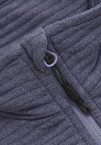 Lila, texturerad hoodie med hög krage, med dragkedja och justerbar snodd. Materialet verkar mjukt och elastiskt.