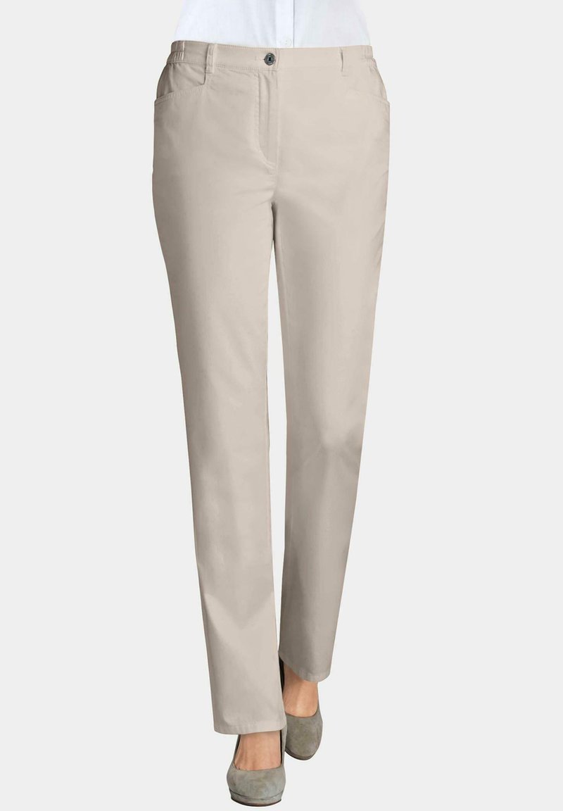 Beige straight-leg broeken met een gladde textuur, voorzien van zijzakken, een enkele knoopsluiting en subtiele stikdetails.