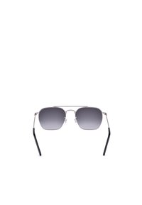Lunettes de soleil à monture métallique argentée avec verres carrés à dégradé gris et embouts de branches noirs sur fond blanc.