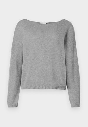 Jasnoszary długi sweter o dzianinowej strukturze z okrągłym dekoltem oraz ściągaczami na mankietach i u dołu, prezentowany na białym tle.