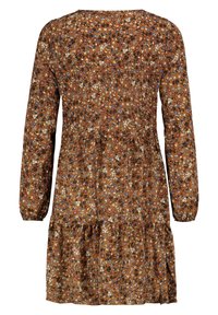 Braunes Blumenkleid mit langen Ärmeln, das ein gerafftes, gestuftes Design, kleine bunte Blumen und einen runden Ausschnitt aufweist.