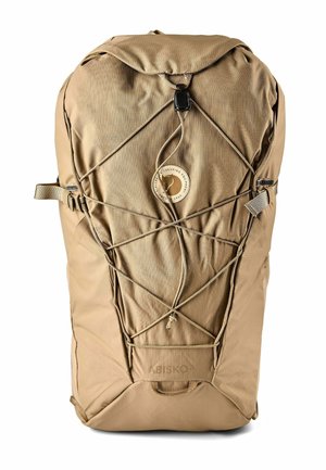 Zaino da escursionismo color cammello con cordini elastici regolabili sulla parte anteriore, cinghie di compressione laterali e emblema rotondo con logo trekking al centro.