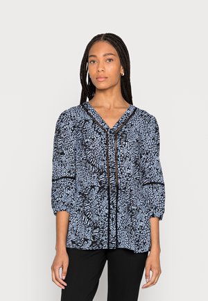 Blusa patterned em preto e azul claro com decote em V, mangas bufantes e fecho com botões na frente. Tecido suave com desenhos florais e abstratos.