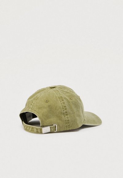 Βάση από βαμβακερό καπέλο σε ελιά πράσινο χρώμα με καμπυλωτό γείσο, εξάπλευρη κατασκευή και ρυθμιζόμενο μεταλλικό κλείσιμο στο πίσω μέρος. Υφή υφάσματος με ορατές ραφές.