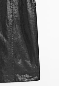 Schwarzer Netzrock mit strukturiertem Muster, gerade geschnitten und Saum, der knapp über dem Knie endet. Leichtes und transparentes Material.