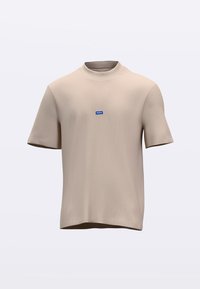 Beige kortermet T-skjorte med rund hals, laget av glatt stoff. Har en liten blå logo sentrert på brystet. Standard passform.