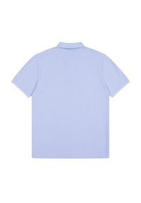 Jasnoniebieska koszulka polo z płaskim kołnierzykiem i krótkimi rękawami, wykonana z gładkiego materiału, z prostym, jednolitym wzorem. Widok z tyłu.