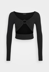 Crop top preto de mangas longas com um detalhe em anel metálico redondo na frente, apresentando um design de tecido torcido e uma textura suave e elástica.