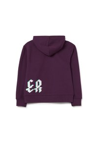 Sudadera morada con bolsillo tipo canguro, capucha con cordón y un diseño gráfico que presenta letras estilizadas en blanco y verde en el lado inferior.