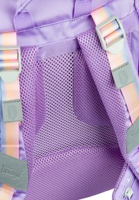 Interno dello zaino viola con rivestimento in rete, spallacci regolabili con accenti a gradiente e dettagli hardware grigi in rilievo.