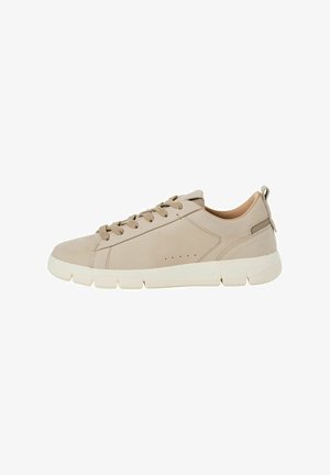 Beige Sneaker mit einem glatten Lederoberteil, runder Zehenpartie, flachen Schnürsenkeln und einer weißen Gummisohle mit segmentierten Details und einer Zuglasche.