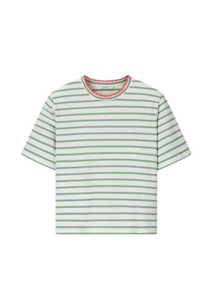 T-shirt blanc à manches courtes avec des rayures horizontales vert clair et un col rond avec un bord festonné rouge.