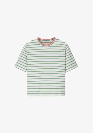 T-shirt blanc à manches courtes avec des rayures horizontales vert clair et un col rond avec un bord festonné rouge.