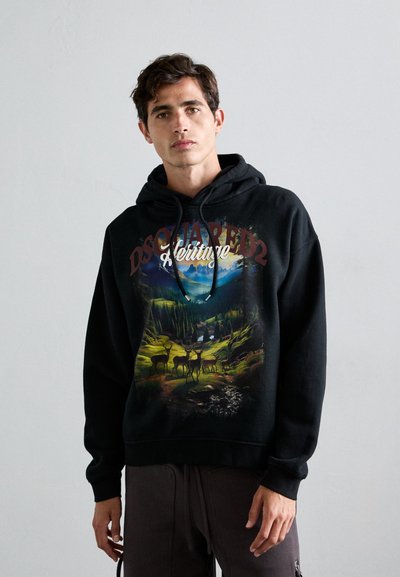 Un sweat à capuche noir présentant un imprimé de paysage coloré avec des cerfs, des montagnes et des arbres. La capuche avec cordon de serrage et les manches côtelées apportent texture et détail.