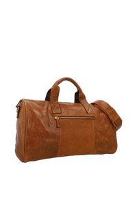 Braune Leder-Weekendtasche mit zwei Griffen, einer Vorderreißverschlusstasche und einem abnehmbaren Schultergurt, dargestellt auf weißem Hintergrund.