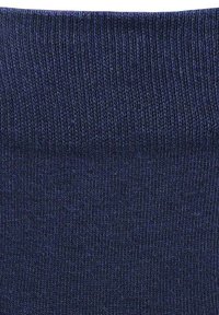 Marineblaue, gerippte Socken aus einem glatten, dehnbaren Stoff; verfügen über eine breite Manschette oben und eine gleichmäßige Textur im gesamten Material.