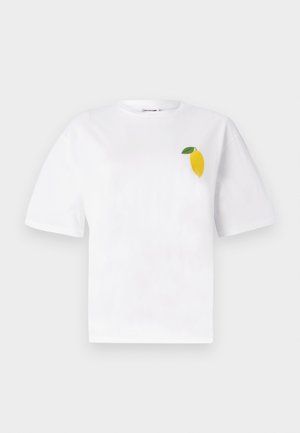 Camiseta blanca de algodón de mangas cortas, con un pequeño diseño de limón amarillo con una hoja verde en la parte izquierda del pecho.