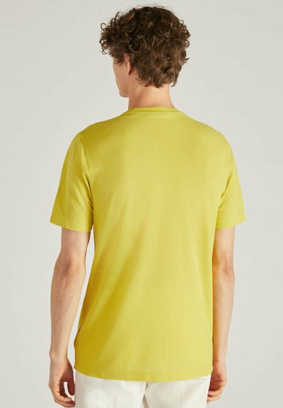 Camiseta de manga corta en un brillante color amarillo, con un escote redondo y un tejido ligero y suave. La vista desde la parte de atrás muestra líneas limpias y simplicidad.