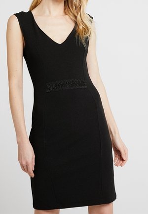 Robe noire sans manches avec un décolleté en V, design ajusté, ceinture texturée et ourlet à mi-genoux. Tissu lisse avec des détails subtils.