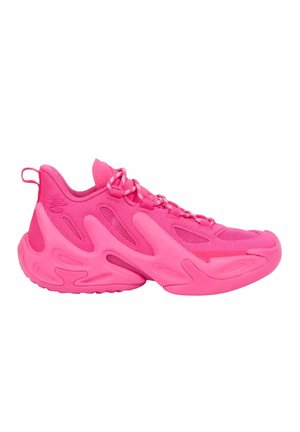 Basket de sport rose vif avec une semelle épaisse et sculptée, des panneaux en mesh, des lacets détaillés et une languette au talon, présentée de profil.